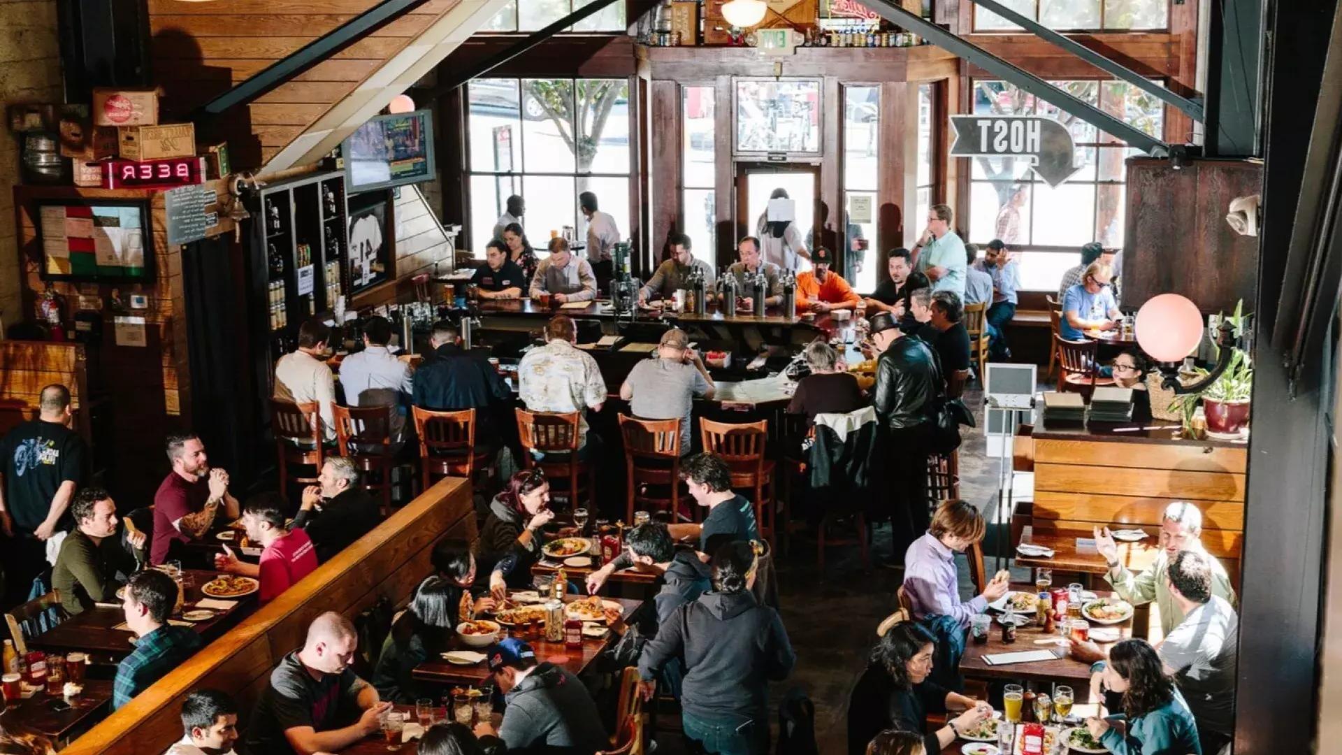 후원자들은 샌프란시스코의 21st信誉受损 Brewery에서 먹고 마십니다.