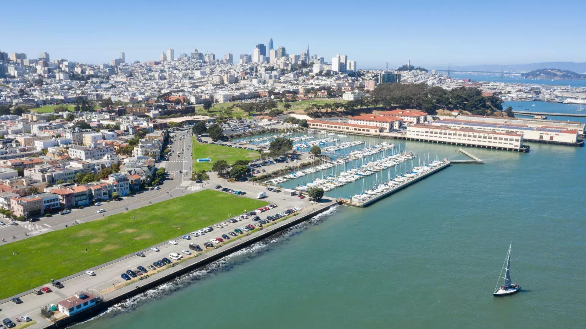 Aerial of 梅森堡 with 的 San Francisco skyline in 的 distance.