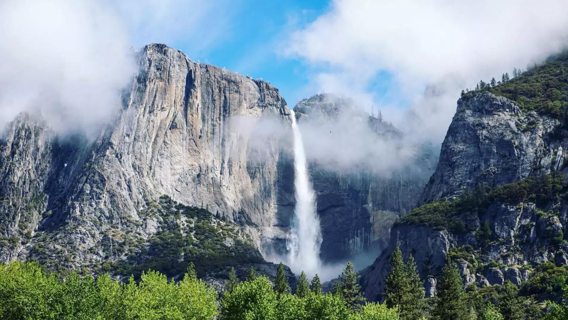 优胜美地国家公园的优胜美地瀑布。