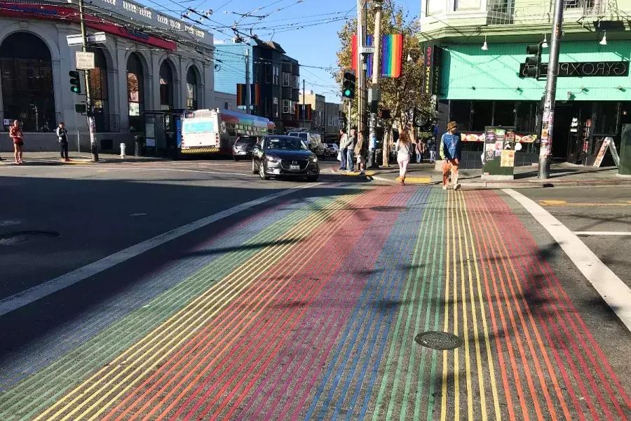 As distintas faixas de pedestres em arco-íris do 卡斯特罗。.
