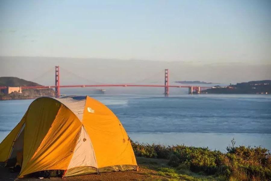 通往金门大桥的露营帐篷.