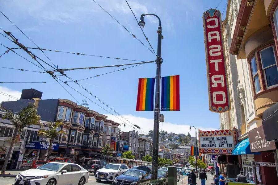 贝博体彩app的卡斯特罗区, avec le panneau du Castro Theatre et les drapeaux arc-en-ciel au premier plan.