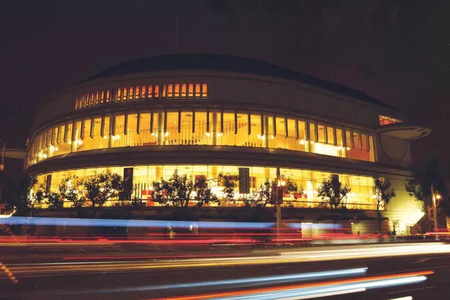 路易丝M的外观. Davies Symphony Hall à noite 和 raios de luz dos veículos que passam.