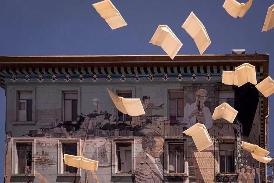 贝博体彩app城市之光书店的外部地图, 展示了一幅由书籍和漂浮纸组成的壁画.