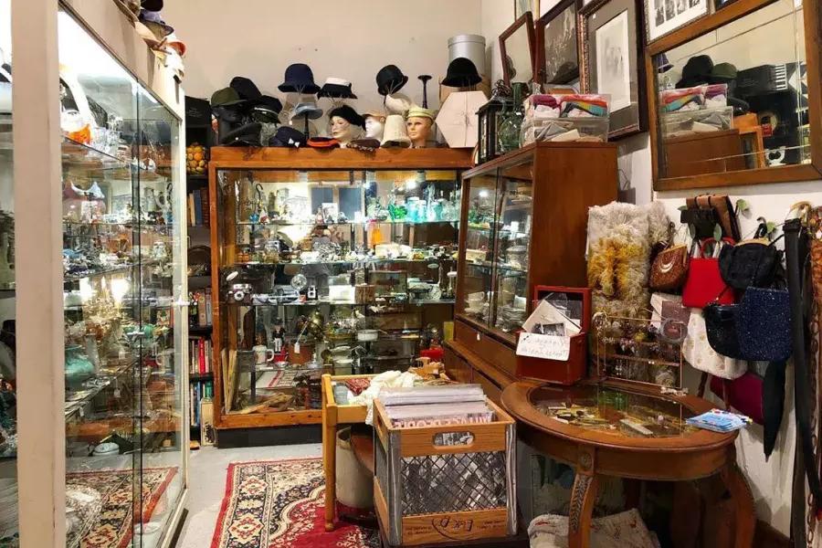 各种古物的内部视图, 帽子, 科尔谷古董店的艺术品和更多.