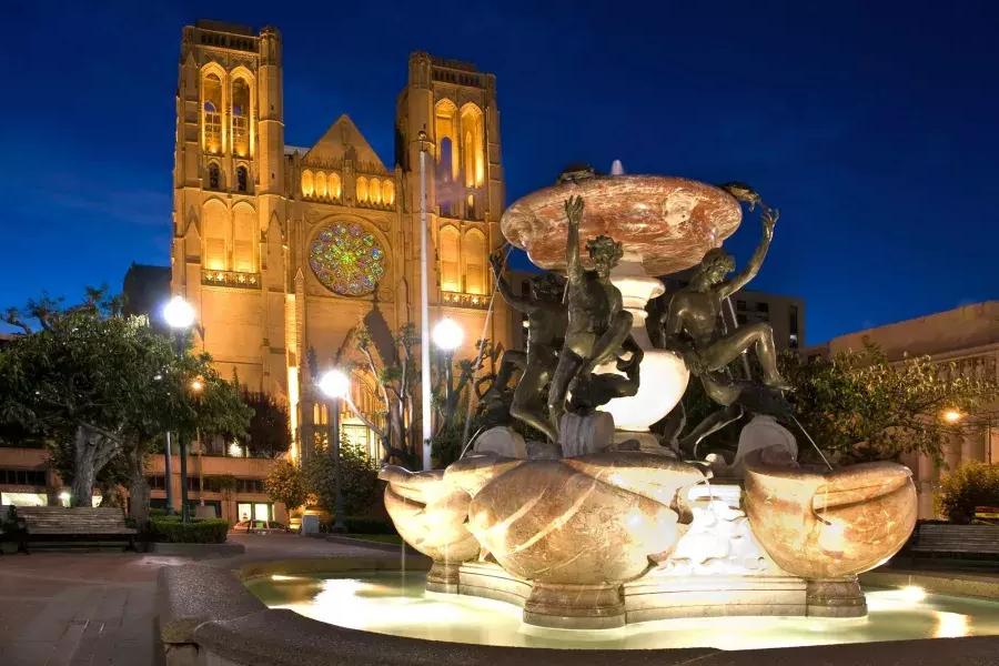 在格蕾丝大教堂 de São Francisco é retratada à noite com uma fonte de água ornamentada em primeiro plano.