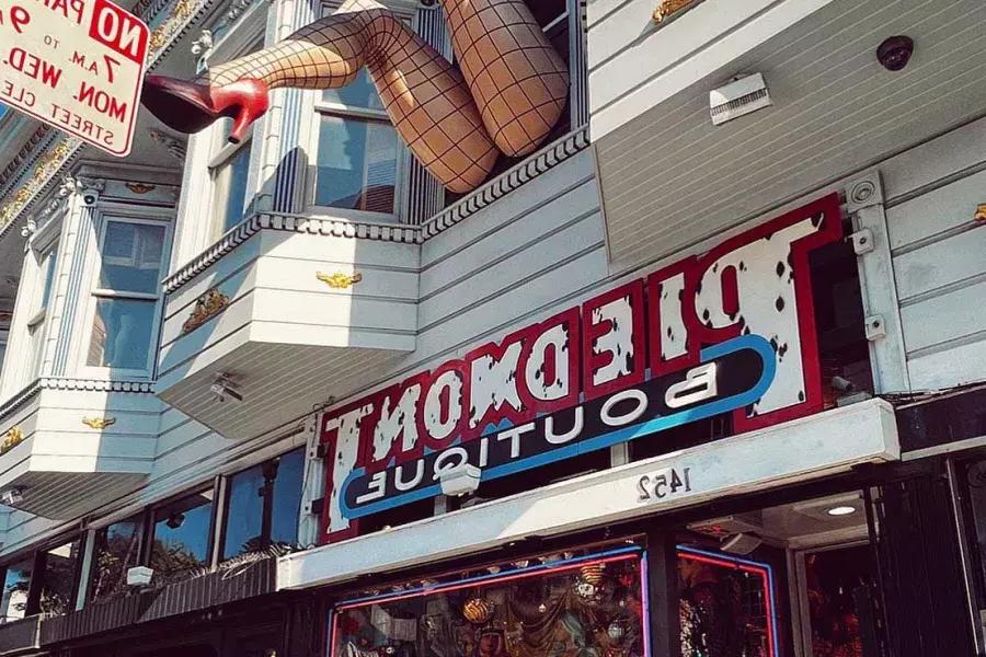 在皮埃蒙特(Piedmont)的海特街(Haight Street)精品店，一对穿着网袜的模特腿挂在窗户上。. San Francisco, Californie.