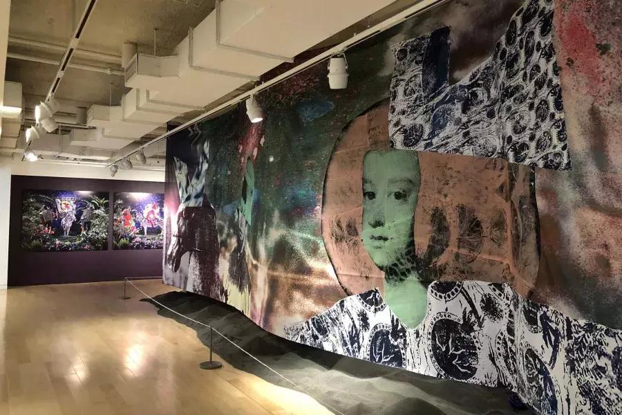 一幅大型壁画在非洲散居侨民博物馆的展厅展出. San Francisco, California.