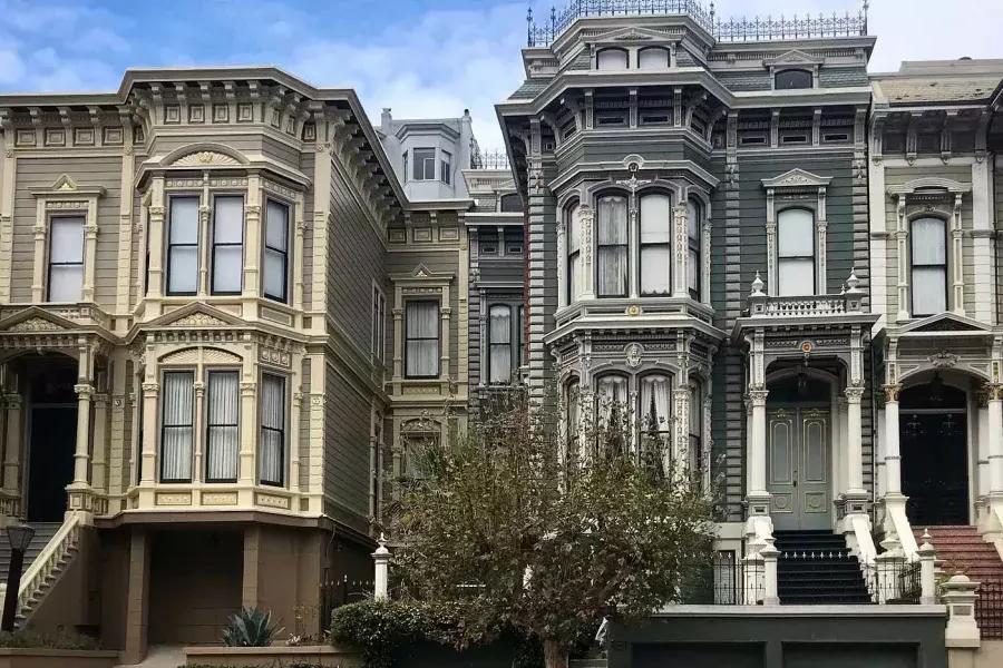 在太平洋高地的街道上装饰着一排维多利亚式的房子. San Francisco, California.