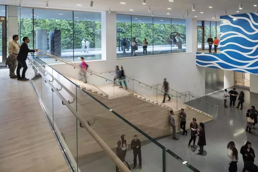 贝博体彩app现代艺术博物馆(SFMOMA)宽敞的中庭内，人们上下楼梯。.