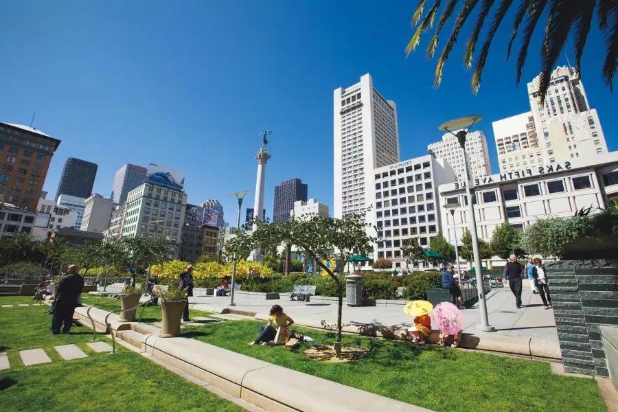 People enjoy a park in Union Square on a sunny day. San 弗朗西斯co, California.