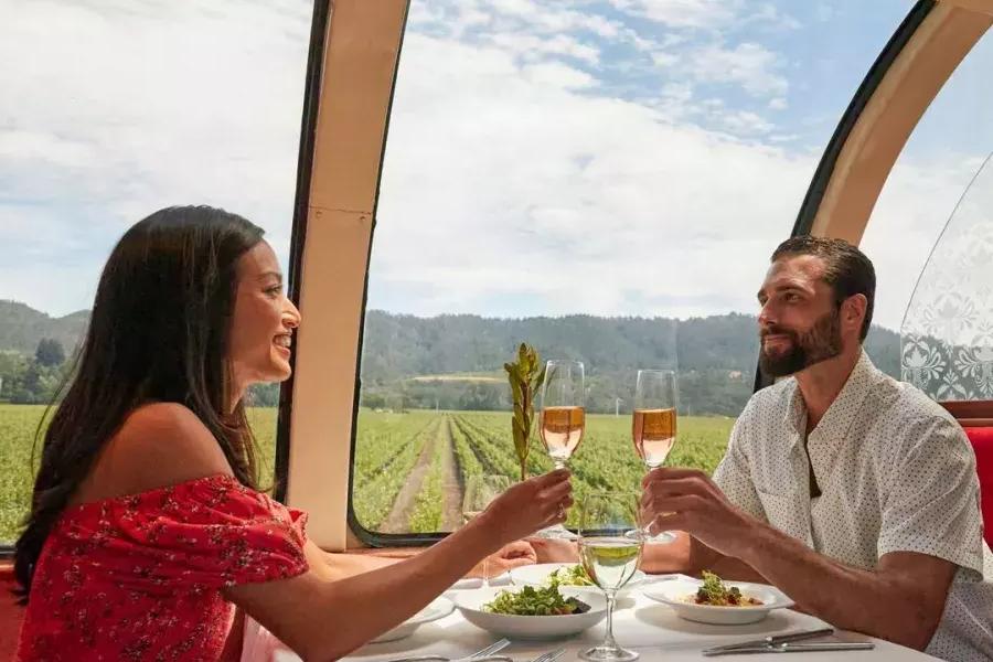 Couple on the Napa Valley 酒 Train