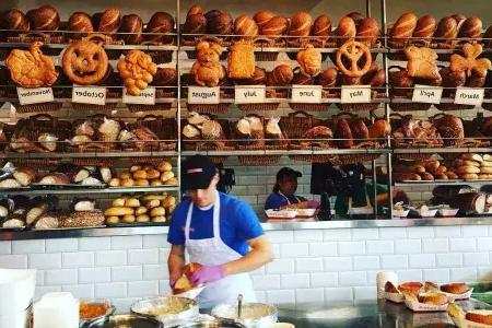 面包师们在贝博体彩app的Boudin面包店用酵母制作面包.