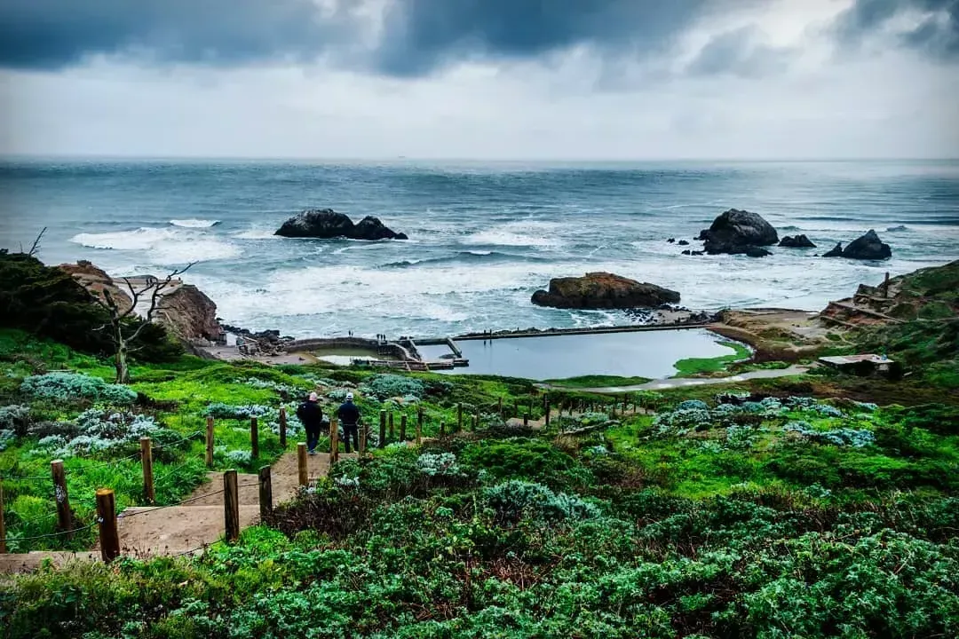 Hikers explore San Francisco's 海水浴场 near the Pacific Ocean