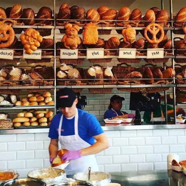 Bäcker backen Sauerteigbrot in der Boudin Bakery in San Francisco.