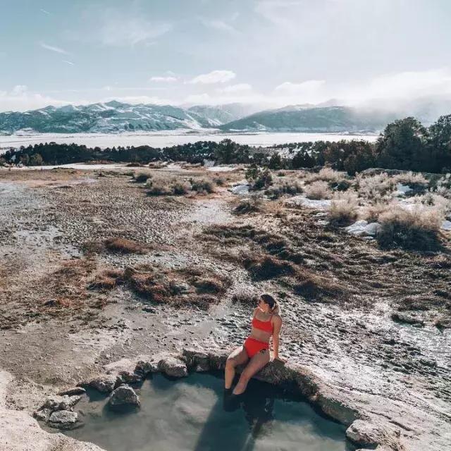 A woman relaxes in a natural hot springs beyond 贝博体彩app.