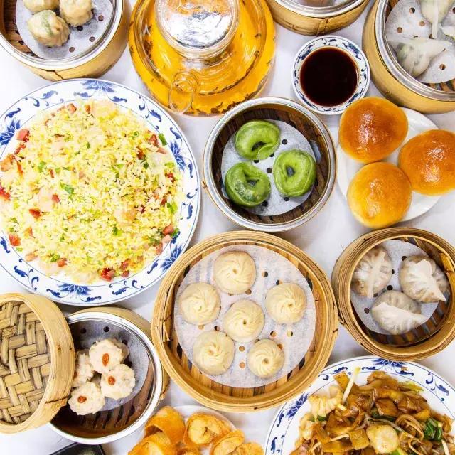 A variety of dim sum dishes at 贝博体彩app's Yank Sing restaurant.