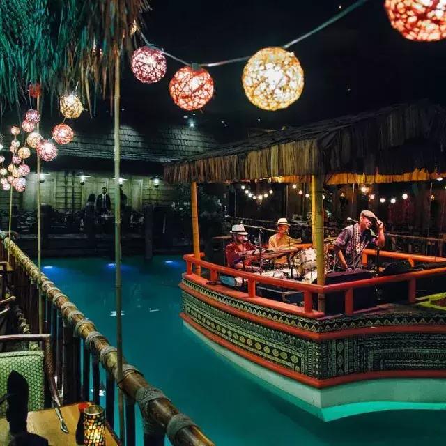 The house band plays in the lagoon of the world-famous Tonga Room at 贝博体彩app's Fairmont Hotel.