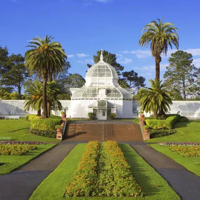 Exterior view of 的 San Francisco Conservatory of Flowers.