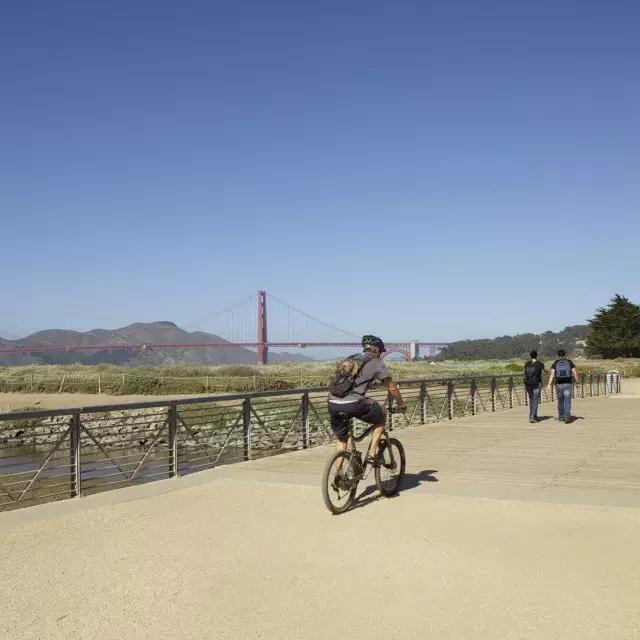 一个人骑着自行车沿着一条小路在克里西菲尔德. 加州贝博体彩app.