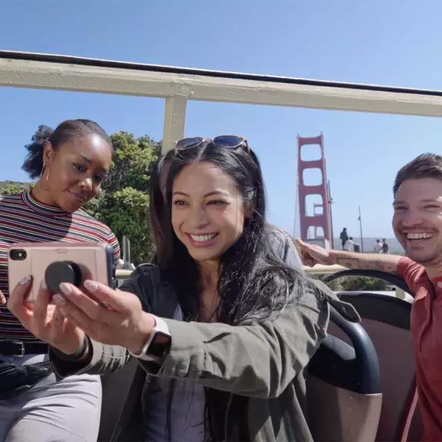 一群访客正在金门桥附近的巴士旅行中自拍. 加利福尼亚州，贝博体彩app