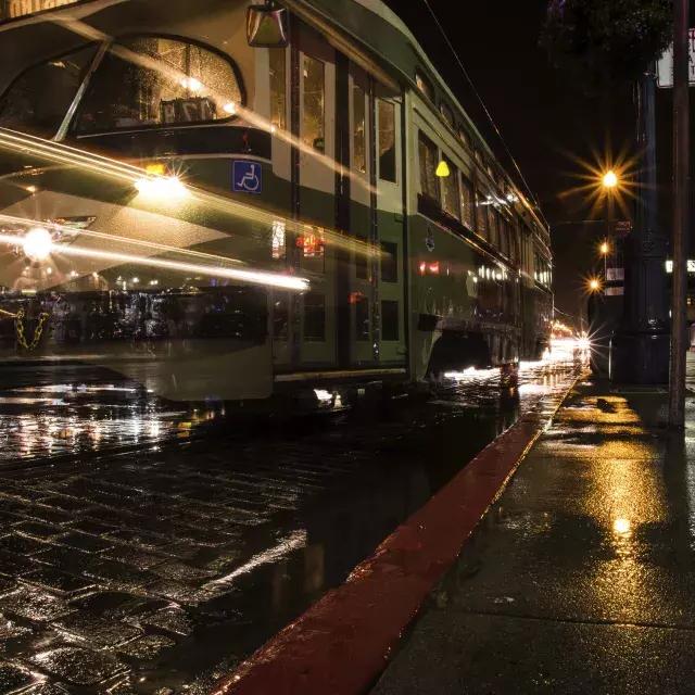 下雨的夜晚的电车