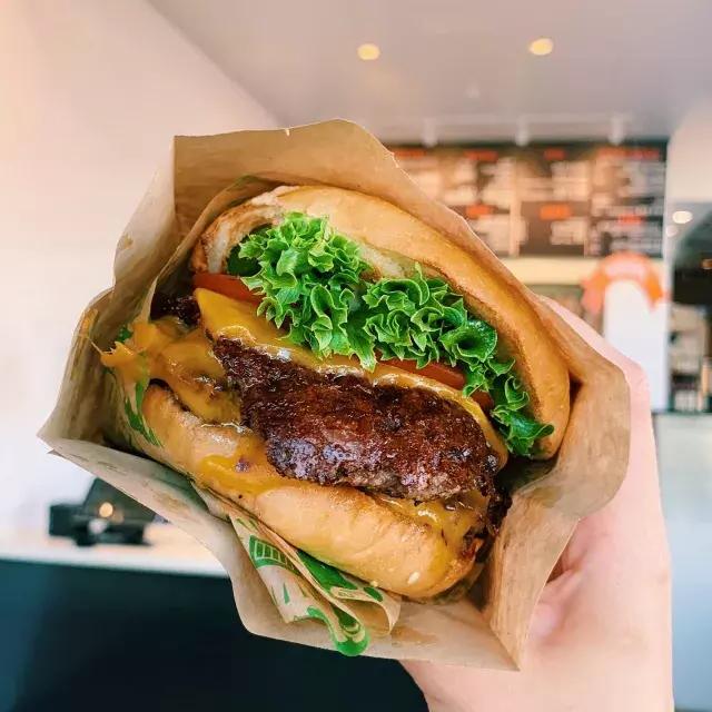 A double 奶酪burger from San Francisco's super duper.