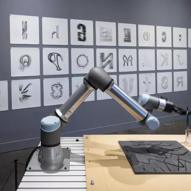 “机器人先生”. Roboto)， 2024，工艺与设计博物馆. 亨里克卡姆的照片.